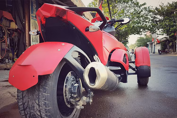 Mặc dù đã được ra mắt với phiên bản mới nhất 2017, tuy nhiên tại Việt Nam những chiếc xe môtô 3 bánh Can-Am Spyder phiên bản cũ này vẫn thuộc dạng hàng hiếm trên đường phố Việt, nó không chỉ thể hiện độ chơi mà còn được khá ít người sử dụng do nhiều yếu tố khác nhau.