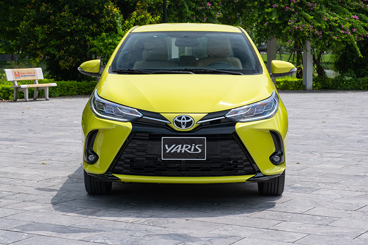 Toyota Yaris 2020 có sự thay đổi nhẹ với lưới tản nhiệt lớn có nhiều đường nét tương đồng với người anh Toyota Camry. Phần đầu xe mang diện mạo mới trẻ trung hơn khi trang bị lưới tản nhiệt hình thang thiết kế mở rộng bên dưới. Cản trước cũng được tái thiết kế thể thao.