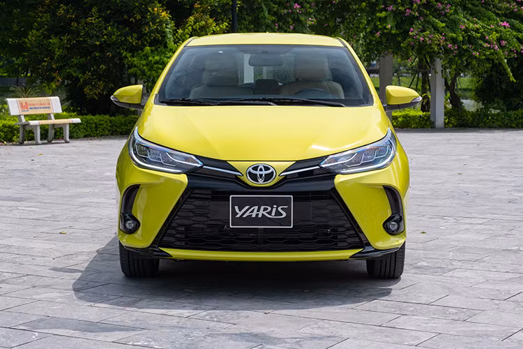 Toyota Yaris 2020 có sự thay đổi nhẹ với lưới tản nhiệt lớn có nhiều đường nét tương đồng với người anh Toyota Camry. Phần đầu xe mang diện mạo mới trẻ trung hơn khi trang bị lưới tản nhiệt hình thang thiết kế mở rộng bên dưới. Cản trước cũng được tái thiết kế thể thao.