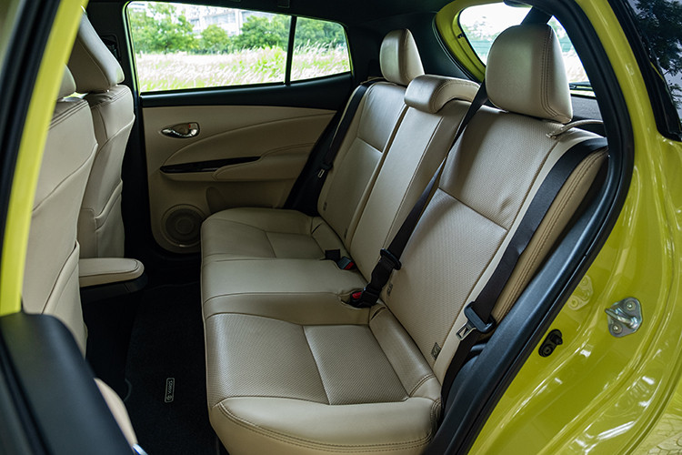 Xe còn sở hữu nhiều tính năng an toàn, hỗ trợ người lái như camera lùi, cảm biến xung quanh, 7 túi khí,... cùng loạt trang bị tiêu chuẩn như chống bó cứng phanh, phân phối lực phanh điện tử, ổn định thân xe, khởi hành ngang dốc... Đáng chú ý, mẫu hatchback mới nhà Toyota cũng đạt tiêu chuẩn An toàn 5 sao ASEAN NCAP. 