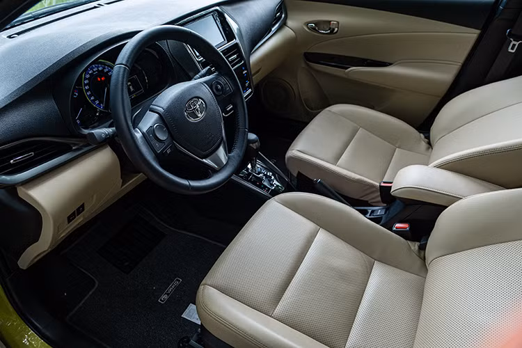 Ghế ngồi là loại bọc da với chỉnh tay 6 hướng ở ghế lái, chỉnh tay 4 hướng ở ghế hành khách. Trong khi đó, hàng ghế thứ 2 còn có thể gập lưng theo tỷ lệ 60:40:60. Một số trang bị khác trên Yaris nâng cấp có thể kể đến như điều hòa tự động, âm thanh 6 loa, chìa khóa thông minh, khởi động bằng nút bấm, khóa cửa điện, khóa cửa từ xa, cửa sổ điều chỉnh điện, hệ thống điều khiển hành trình,...