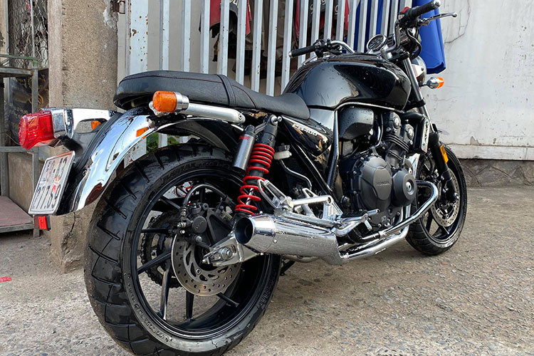 Động cơ của xe Honda CB400 Super Four SE 2017 là loại 4 thì, 4 xi-lanh, DOHC, có hệ thống phun xăng điện tử PGM-Fi vẫn được giữ nguyên. Mẫu xe này có được sức mạnh tối đa là 54 mã lực tại vòng tua 10.000 vòng/phút và mô-men xoắn cực đại đạt 38 Nm tại vòng tua 9.500 vòng/phút. Kết hợp với đó là hộp số 6 cấp, ly hợp ướt.