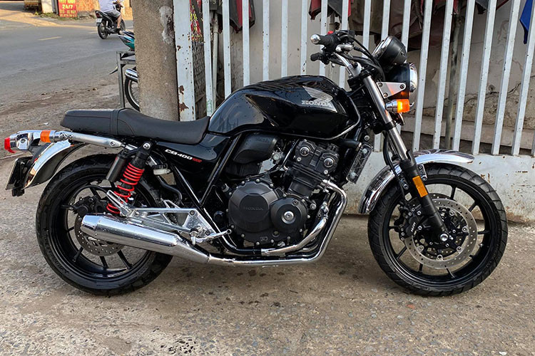 Tại Garage motor Tự Thanh Đa, theo nhu cầu của chủ nhân chiếc xe là muốn sở hữu một chiếc Honda CB1100 hầm hố nhưng lại không đủ sức "nài" bởi nó quá to và nặng. Chính vì vậy chủ của chiếc xe môtô Honda CB400SF này mong muốn tay độ xe môtô trứ danh Sài Gòn - Tự Thanh Đa làm cho nó mang đậm phong cách của "đàn anh" CB1100.