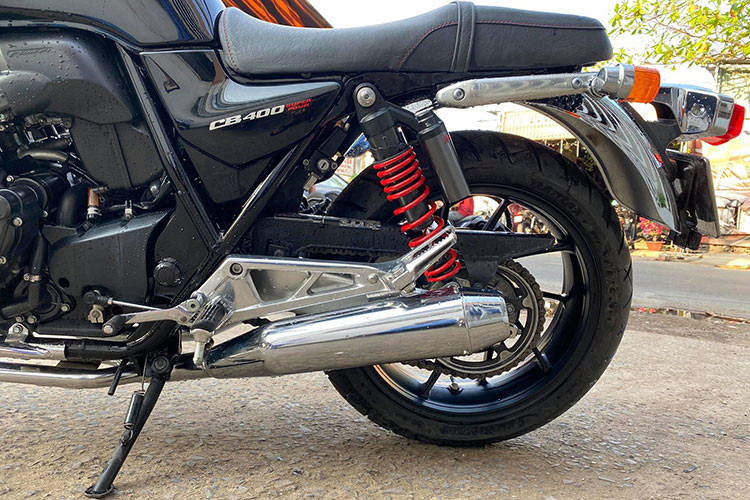 Thay vì cặp phuộc ống lồng nguyên bản trên bản trên Honda CB400SF độ CB1100 và bộ vành đúc nguyên bản đa chấu và lốp của xe được giữ lại, tuy nhiên bộ dè trước sau đã được thay mới của Honda CB1100 giúp cho chiếc xe có độ ổn định hơn khi di chuyển trên những cung đường có địa hình thời tiết khác nhau.
