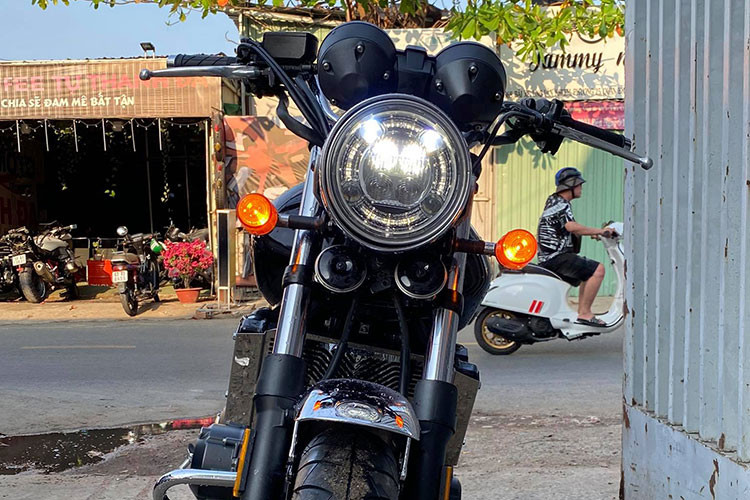 Theo anh Tự Thanh Đa cho hay, để phù hợp với chủ nhân có thân hình khá nhỏ bé - chiếc Honda CB400SF đã được hạ yên, khung sườn cũng được làm mới. Đèn pha với chóa lớn của CB400SF Revo nguyên bản dạng LED của xe vốn đã khá ổn định và đẹp mắt nên được giữ nguyên bản.