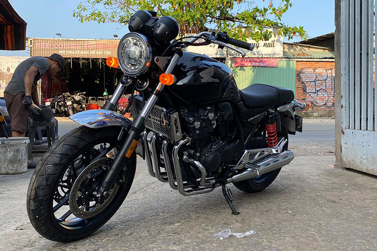 Tại Việt Nam, dòng xe Honda CB400SF rất được ưa chuộng do có giá tương đối hợp lý nhưng vẫn sở hữu động cơ 4 xi-lanh thẳng hàng cao cấp. Trong đó, Honda CB400SF đời 2017 sở hữu nhiều công nghệ nhưng kiểu dáng nguyên bản có phần khá "già" và nhàm chán. Mới đây, một người chơi đã mang mẫu xe này tới Garage motor Tự Thanh Đa để làm mới lại.