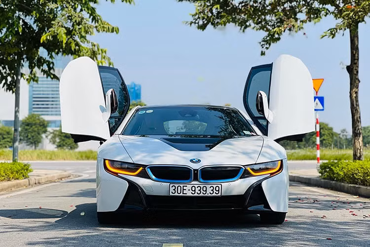 Theo nhiều dân chơi xe tại Việt Nam, nguyên nhân BMW i8 xuống giá thảm hại là do chiếc siêu xe này có kiểu dáng nhỏ bé, gầm rất thấp. Ngoài ra mẫu xe này cũng vốn ảnh hưởng bởi tính bảo hành khi hỏng hóc do không chính hãng, phụ tùng thay thế cực đắt đỏ và hiếm nên khá khó bán hơn so với các đối thủ cùng phân khúc...