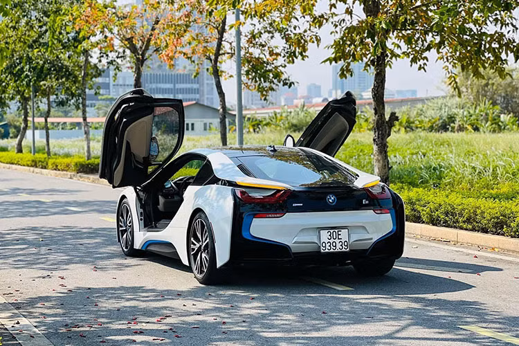 Về ngoại hình, BMW i8 từng gây được ấn tượng mạnh với giới chơi xe Việt Nam cũng như quốc tế khi sở hữu thiết kế áp dụng công nghệ chế tạo module với vật liệu sợi carbon cường lực, thép và kính cường lực Gorilla Class, bên cạnh đó là tích hợp hệ thống động cơ Hybrid tiên tiến và đèn pha Laser "đỉnh".