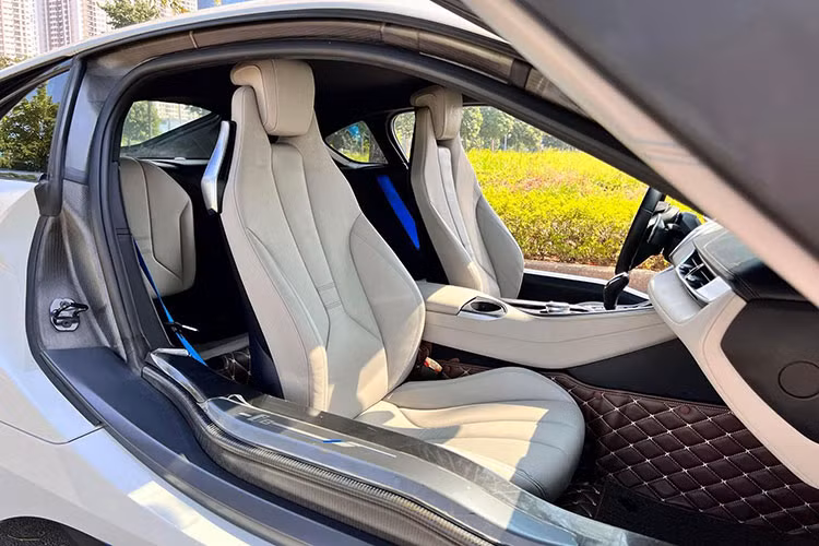 Các trang bị khác bao gồm; hệ thống theo dõi áp suất lốp, kiểm soát các van động cơ, ghế điều chỉnh điện và ghế trước có sưởi. Các cảm biến đỗ xe phía trước và sau hiển thị hình ảnh thông qua màn hình 8,8 inch. Các vị trí ghế điều chỉnh giúp người lái và hành khách thoải mái trên hành trình dài.