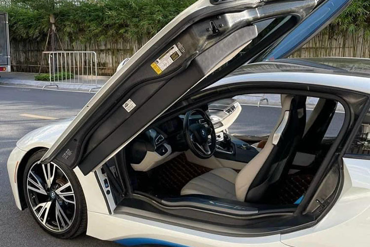 BMW đã thiết kế i8 độc đáo với ngoại hình với hai cánh cửa kiểu Lambo Door mang đậm chất tương lai. Ngoại thất khác của xe cũng ấn tượng không kém như bánh mâm đa chấu 20 inch, đèn xi-nhan LED và camera 360 tích hợp trong 2 gương chiếu hậu. Đuôi xe với thiết kế khí động học, đèn hậu được sử dụng công nghệ LED với thiết kế phá cách...