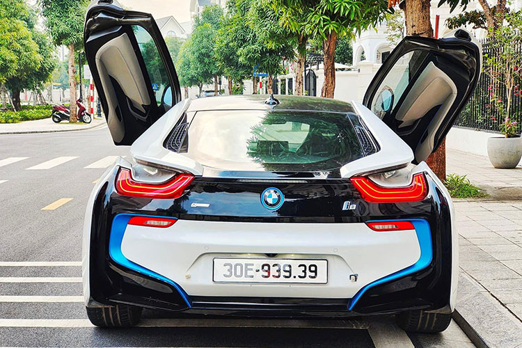 Tổng công suất của mẫu siêu xe BMW i8 theo công bố của nhà sản xuất Đức lên tới 362 mã lực và 570 mô-men xoắn Nm. Hai khối động cơ trên xe có thể giúp cho i8 tăng tốc từ 4,4 giây để đạt 100 km/h trước khi đạt tới tốc độ tối đa 250 km/h.