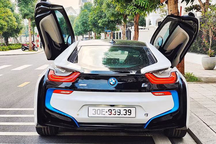 Tổng công suất của mẫu siêu xe BMW i8 theo công bố của nhà sản xuất Đức lên tới 362 mã lực và 570 mô-men xoắn Nm. Hai khối động cơ trên xe có thể giúp cho i8 tăng tốc từ 4,4 giây để đạt 100 km/h trước khi đạt tới tốc độ tối đa 250 km/h.