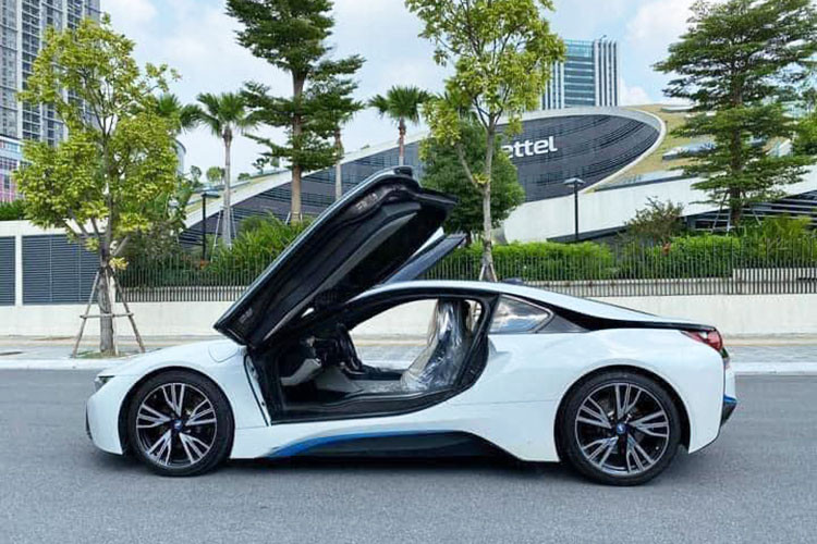 Hiện nhiều chiếc siêu xe BMW i8 đời 2015 và 2016 đã qua sử dụng tại các đại lý ở Hà Nội và TP HCM đều đang rao bán mẫu xe này thấp nhất khoảng từ hơn 3 tỷ. Đáng chú ý là chiếc BMW i8 biển cặp thần tài nhỏ (30E - 939.39) khá đẹp trong bài viết này có mức chào bán chỉ hơn 3,7 tỷ đồng chưa thương lượng.