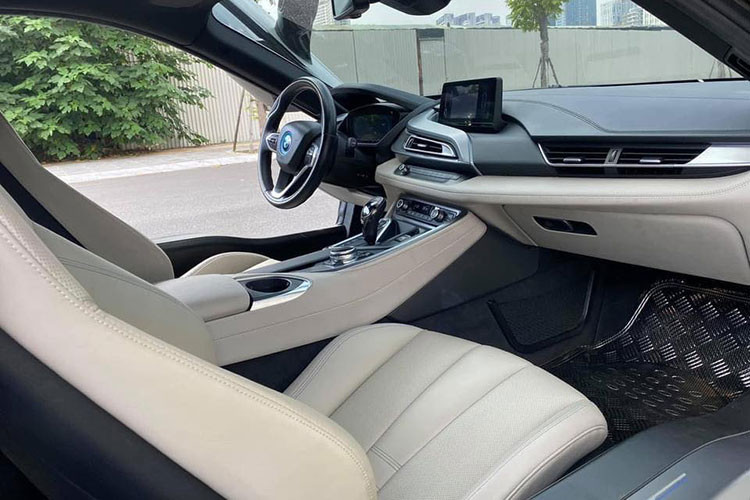 Các vị trí ghế điều chỉnh giúp người lái và hành khách thoải mái trên hành trình dài. Cần số của xe thiết kế sang trọng đặt ngay ở bệ trung tâm. Xe được trang bị động cơ 1.3l tăng áp 3 xi-lanh tăng áp 231 mã lực nằm giữa, cùng với mô-tơ điện 131 mã lực ở bánh trước.