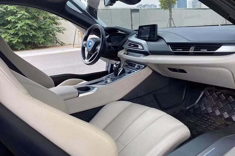 Các vị trí ghế điều chỉnh giúp người lái và hành khách thoải mái trên hành trình dài. Cần số của xe thiết kế sang trọng đặt ngay ở bệ trung tâm. Xe được trang bị động cơ 1.3l tăng áp 3 xi-lanh tăng áp 231 mã lực nằm giữa, cùng với mô-tơ điện 131 mã lực ở bánh trước.