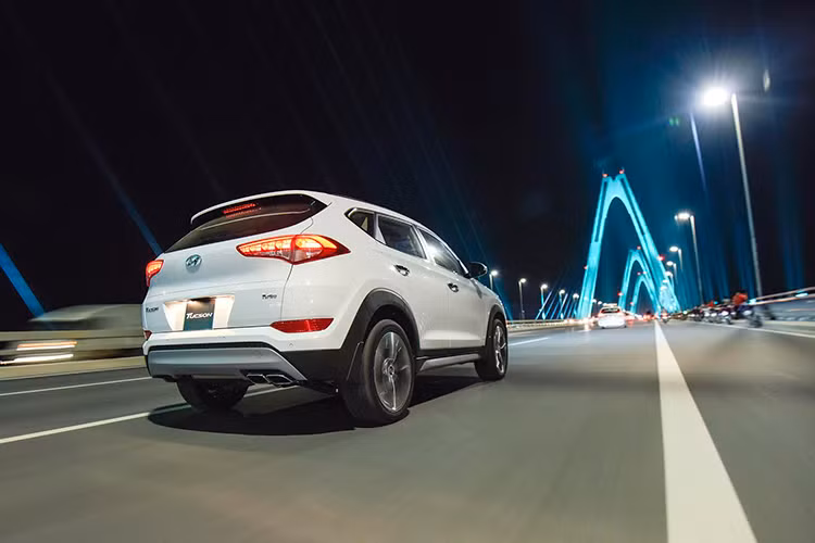 Phiên bản sử dụng động cơ Diesel R 2.0L áp dụng công nghệ van biến thiên điều khiển điện tử eVGT kết hợp phun nhiên liệu trực tiếp CRDi cho công suất tối đa 185 mã lực tại 4.000 vòng/phút cùng Momen xoắn cực đại 400Nm tại 1.750 ~ 2.750 vòng/phút. Lựa chọn tiêu chuẩn vẫn là động cơ xăng Nu 2.0l MPI, cho công suất 156 mã lực tại 6.200 vòng/phút, cùng momen xoắn 192 Nm tại 4.000 vòng/phút. Hai khối động cơ này đi kèm hộp số tự động 6 cấp.