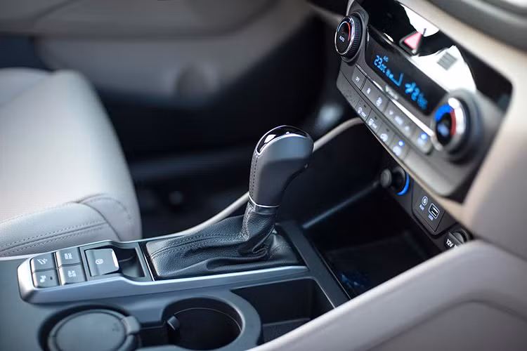 Ngoài ra, trên mẫu xe Hyundai Tucson 2017 còn có thêm những trang bị tiện ích khác như: điều khiển hành trình Cruise Control, chìa khóa thông minh cùng nút nhấn khởi động Start/Stop Engine, phanh tay điện tử EPD, hỗ trợ phanh động cơ Auto Hold, đèn chiếu sáng tự động, cốp điện thông minh chống kẹt, cửa sổ trời toàn cảnh Panorama...