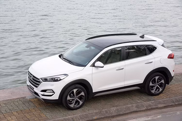 Với Hyundai Tucson 2017, HTC đã có những nâng cấp toàn diện từ nội thất tới vận hành mang đến nhiều lựa chọn hơn, đáp ứng tối đa nhu cầu khách hàng Việt Nam. Trên phiên bản mới này, thiết kế của Hyundai Tucson khá ấn tượng, mang đậm phong cách của “đàn anh” SantaFe.