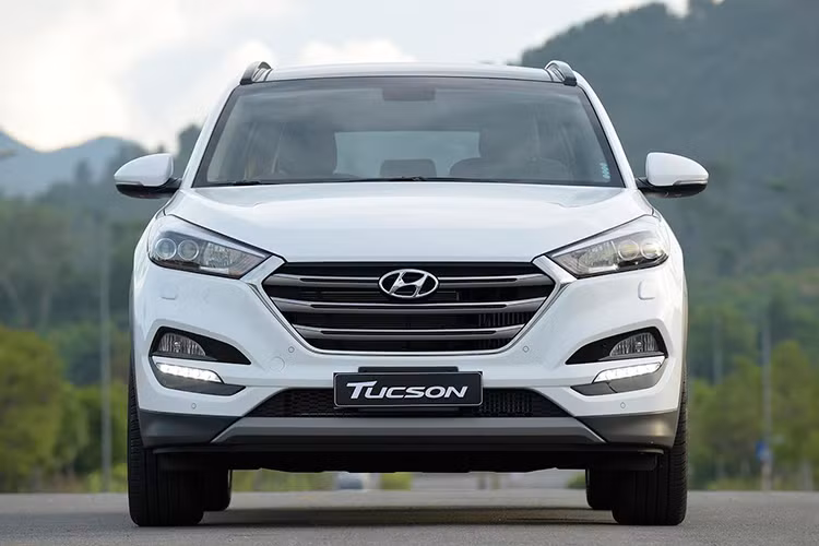 Tucson sở hữu cụm đèn pha được trang bị công nghệ LED và đèn LED chiếu sáng ban ngày Daytime Running Light (DRL) ở phía trước cùng cụm đèn phanh công nghệ LED 3D ở phía sau, đèn phanh trên cao dạng LED, cửa sổ ứng dụng cảm biến chống kẹt, gương chiếu hậu chỉnh điện, đèn sàn tự động chiếu sáng khi mở cửa, tay nắm cửa mạ Crom...