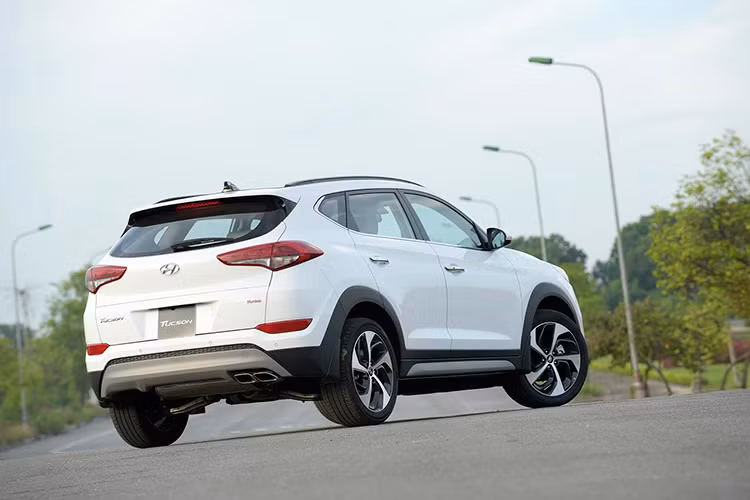 Tucson 2017 là mẫu xe mới được lắp rắp dạng CKD tại Việt Nam bởi nhà phân phối Hyundai Thành Công, đáp ứng tối đa nhu cầu khách hàng Việt Nam. Trên phiên bản mới này, thiết kế của Hyundai Tucson khá ấn tượng, mang đậm phong cách của “đàn anh” SantaFe. Xe sở hữu kích thước Dài x Rộng x Cao lần lượt là 4.475 x 1.850 x 1.665 (mm), đem đến một dáng vóc bề thế nhưng vẫn thanh lịch.