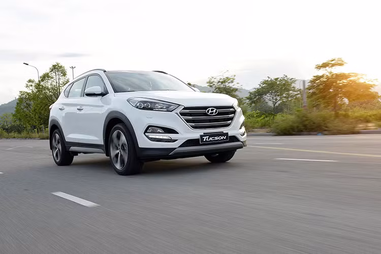 Như vậy với mức giá chỉ từ 770 triệu đồng, giá của mẫu xe Hyundai Tucson CKD 2017 đang được bán ra thị trường ôtô Việt thấp nhất trong phân khúc CUV. So với hai "đối thủ" trực tiếp trong phân khúc này là Mazda CX-5 và Honda CR-V tại Việt Nam nó có giá rẻ hơn (Mazda CX-5 có giá từ 799 triệu, HONda CR-V có giá từ 825 triệu đồng).