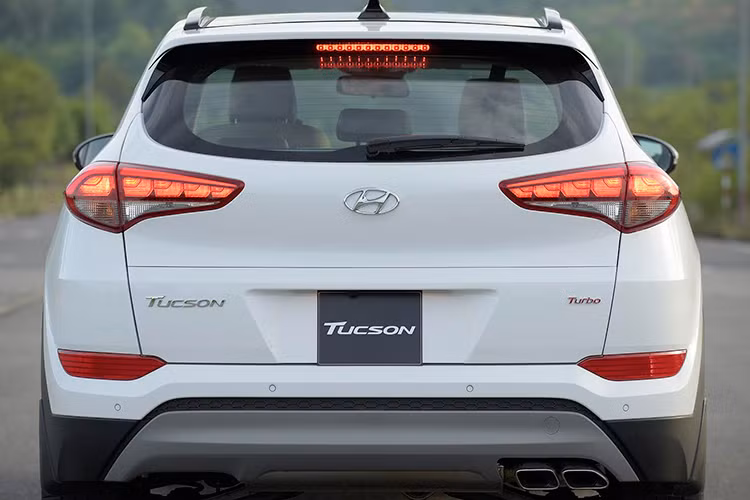 Với chiều dài trục cơ sở 2.670mm, Hyundai Tucson CKD mới sở hữu một không gian nội thất rộng rãi cho cả 2 hàng ghế. Bên cạnh đó phong cách sắp xếp khoang hành khách và hành lý theo triết lý HMI (Human Machine Interface) với các nút bấm chức năng sắp đặt một cách khoa học giúp các vị trí ngồi đều tiện dụng và thoải mái.