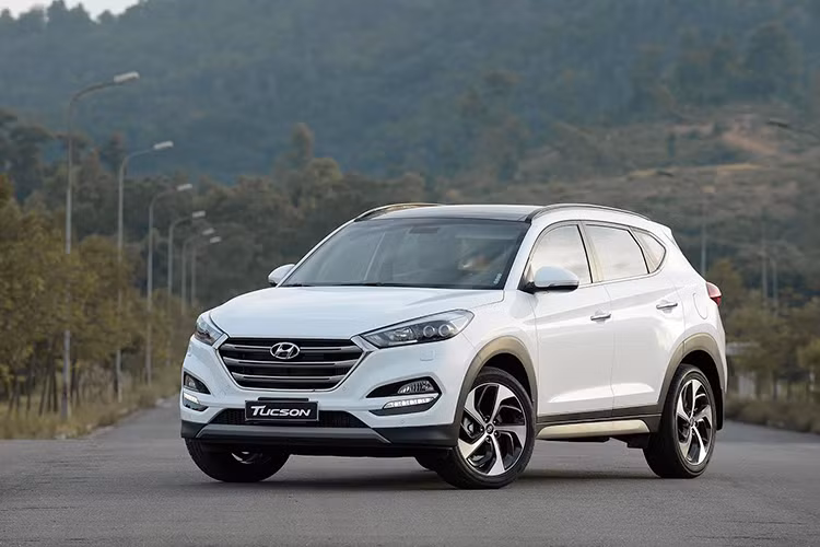 Cụ thể mức giảm giá Hyundai Tucson tại một số đại lý tại Hà Nội như: Hyundai Long Biên, Hyundai Phạm Văn Đồng chỉ còn khoảng từ 770 - 780 triệu đồng cho bản tiêu chuẩn (giá công bố 815 triệu đồng). Phiên bản cao cấp nhất 2.0 diesel cũng có mức giảm tương tự, còn khoảng 945 - 960 triệu đồng 90 (giá công bố 990 triệu đồng).