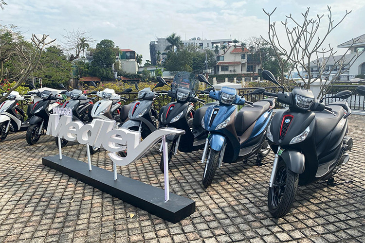 So với thế hệ cũ, sự thay đổi đáng chú ý đầu tiên chính là diện mạo mới ở phần đầu xe. Hệ thống đèn pha vẫn được đặt trên đầu thay vì chuyển xuống mặt nạ như SH nhưng nay đã được chuyển sang dạng LED thiết kế 2 tầng. Chi tiết mào phía trên cũng được thiết kế lại trông hầm hố hơn.