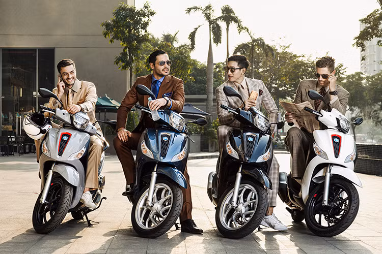 Phía dưới đầu xe, "cặp mắt" 2 bên mặt nạ gần như không thay đổi trong khi chi tiết cà-vạt chính giữa nay đã được thiết kế dạng lưới sơn đen và lõm hẳn vào trong trông khá ấn tượng. Piaggio Medley thế hệ mới sử dụng khung ống thép 'nôi đơn' thấp với cốt thép hình ống và tấm thép để làm cho nó cứng cũng như có trọng tâm thấp hơn.