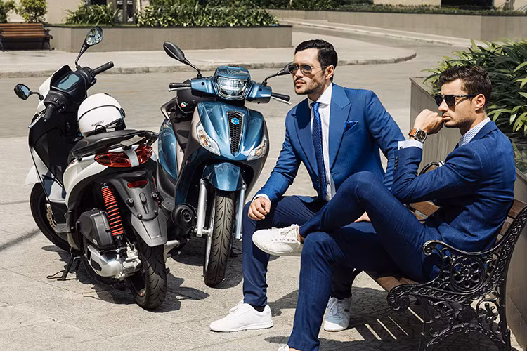 Hệ thống treo trước dạng ống lồng hành trình 33mm với khả năng điều chỉnh tải trước 5 mức khác nhau đi kèm vành bánh trước kích thước 16 inch. Phía sau là lò xo trụ đơn 2 bên đi kèm mâm hợp kim kích thước 14 inch với lốp 120/70. Đĩa phanh trước đường kính 260mm, đĩa sau 240mm đều tích hợp công nghệ ABS.