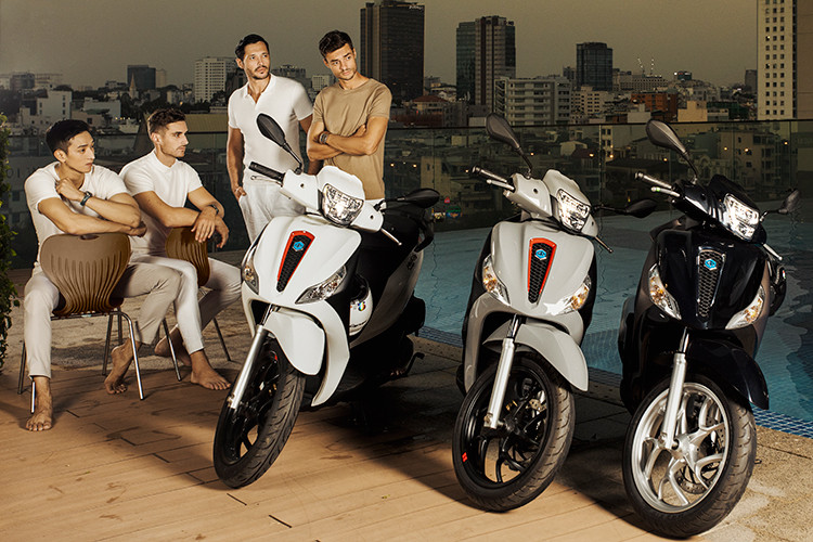 Bảng đồng hồ xe tương tự Vespa GTS300 đã ra mắt tại Việt Nam có khả năng hiển thị tốc độ, nhiệt độ môi trường, mức nhiên liệu, km, tốc độ tối đa, tốc độ trung bình, mức tiêu thụ nhiên liệu tức thời và trung bình, ... bằng công nghệ điện tử hiện đại. yên xe cũng đã được làm mới giúp người ngồi thoải mái hơn, yên trước và sau phân tách bằng gờ cao hơn.