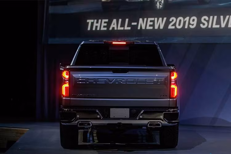 Các kích thước dài, rộng và cao của xe cũng hơn trước. Trong khi chiều dài cơ sở cũng được cải thiện gần 100 mm chưa kể việc sử dụng khá nhiều chất liệu thép cường lực, thế mà Silverado 2019 vẫn nhẹ hơn người tiền nhiệm 200 kg để hướng tới hiệu suất nhiên liệu tốt hơn.