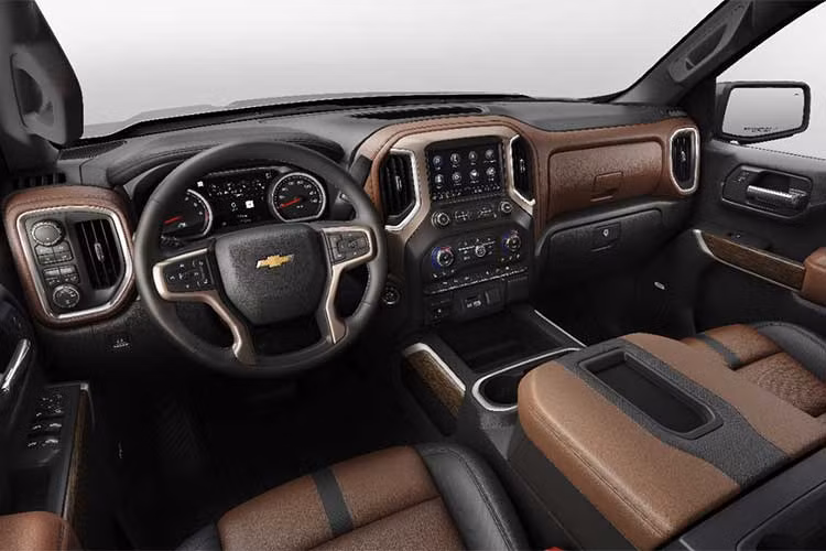 Dòng động cơ Duramax 3.0L diesel tăng áp là sự bổ sung mới nhất của GM dành cho Silverado 2019 với hiệu suất nhiên liệu hứa hẹn đạt khoảng 7,8L/100 km đường cao tốc. 2 dòng động cơ 5.3L và 6.2L V8 cũng xuất hiện trở lại nhưng nay có thêm công nghệ ngắt xy-lanh chủ động giúp tiết kiệm nhiên liệu hơn. 