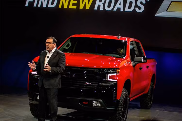 Khác với người em Colorado ở phân khúc bán tải tầm trung nơi không có mẫu xe Ford nào cạnh tranh trực tiếp (nguyên nhân chính khiến Ford buộc phải kéo Ranger về Mỹ từ năm nay), Silverado lại đang tỏ ra yếu thế hơn hẳn so với F-Series ở phân khúc bán tải cỡ lớn, một trong 2 phân khúc quan trọng nhất tại Mỹ bên cạnh SUV/crossover.