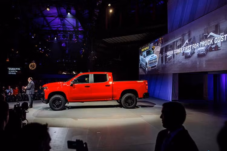 Hệ thống khung mới này dù không hiệu quả bằng hệ thống khung thân nhôm hoàn toàn mới của Ford trên F-150 (giảm trọng lượng xe trung bình đi hơn 300 kg) nhưng bù lại tiết kiệm được thời gian và chi phí (cả ở mảng cải tiến dây chuyền lắp ráp lẫn thay thế linh phụ kiện đi kèm), qua đó tránh thất thu sản lượng và lợi nhuận. Ford trước đó cũng đã phải ngưng F-150 một thời gian cũng vì lý do này.