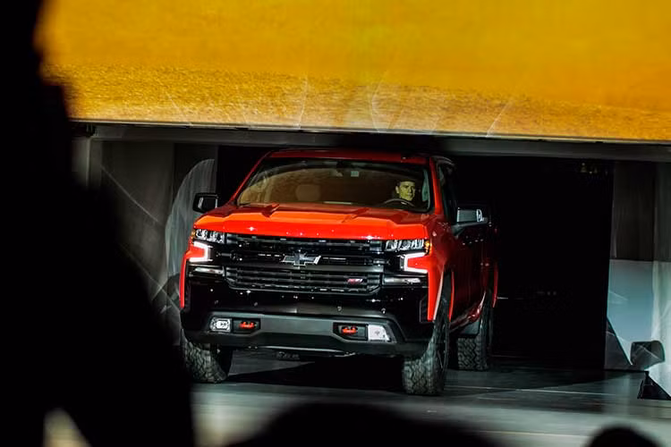 Xe cũng sử dụng khung gầm mới bên cạnh thiết kế được làm lại sau khi nhận nhiều chỉ trích rằng phiên bản hiện hành không mang lại đủ khác biệt để đem tới thành công. Để làm được điều đó, hãng sử dụng chất liệu tổng hợp bao gồm khung thân thép cùng các điểm gia cố làm từ thép cường lực và hợp kim nhôm cùng magie.