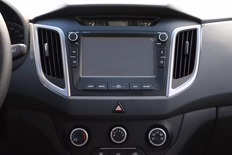 Ngoài ra chiếc xe còn đã được bổ sung thêm điều hòa không khí tự động với khe gió cho hàng ghế sau. Về mặt an toàn, Creta phiên bản 2017 tỏ ra khá vượt trội với 6 túi khí, hệ thống ổn định điện tử, hệ thống hỗ trợ leo dộc, các ghế ngồi có móc ghế trẻ em theo chuẩn ISOFIX và hệ thống theo dõi áp suất lốp xe.