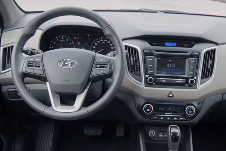 Bản thân vô lăng, cần số và cần phanh tay của Hyundai Creta 2017 cũng được bọc da. Những điểm nhấn khác về trang thiết bị của Hyundai Creta 2017 bao gồm nút bấm khởi động máy và camera lùi. Các trang thiết bị cũng khá vừa tầm với một chiếc SUV cỡ nhỏ, giá rẻ.