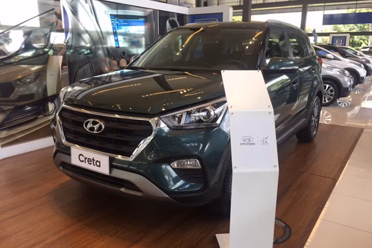 Những chiếc Hyundai Creta 2017 đầu tiên có mặt tại đại lý ở Brazil đều thuộc bản 2.0 Pulse và 2.0 Prestige cao cấp. Trong khi đó, bản trang bị 1.6 Attitude và Pulse thấp hơn của dòng Hyundai Creta 2017 tại Brazil phải chờ đến tháng 2 năm nay mới xuất hiện tại đại lý.