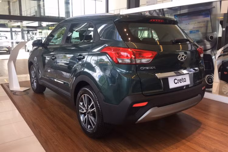 So với phiên bản cũ, Creta 2017 đã có phần đầu xe tương đối khác biệt với cản trước mới, đèn sương mù đặt ngang thay vì dọc như trước đây cùng lưới tản nhiệt viền chrome nay đã nối liền với cặp đèn pha dạng thấu kính projector kèm theo đèn LED chiếu sáng ban ngày.