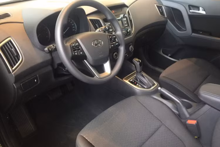 Dù vẫn có nội thất với nhiều chi tiết bằng nhựa rẻ tiền nhưng nhờ có một số tùy chọn màu mới, Creta phiên bản 2017 có cabin trông "sang" hơn. Hệ thống thông tin giải trí của xe đã được nâng cấp với tính năng định vị và hỗ trợ kết nối smartphone qua các giao thức như Apple CarPlay hay Android Auto.