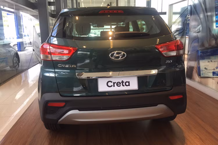 Các kích thước cơ bản của Hyundai Creta 2017 bao gồm chiều dài tổng thể 4,27 m, rộng 1,78 m, cao 1,63 m và chiều dài cơ sở 2,59 m. Chiều cao gầm của mẫu crossover cỡ nhỏ này là 190 mm. Xe có chóa đèn hậu thiết kế lại với xi-nhan và đèn báo lùi xe lớn, cản sau có các tấm ốp nhựa đúc cùng bộ mâm đúc 17 inch.
