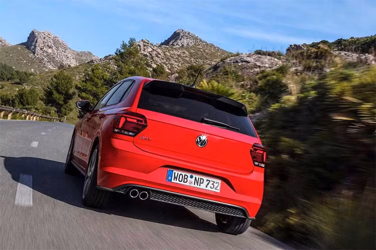 Polo GTI có khả năng tăng tốc từ 0-100km/h trong 6,7 giây và tốc độ tối đa 237 km/h. Tuy nhiên ngoài động cơ mạnh mẽ, chiếc xe còn có cảm giác lái thể thao nhờ có hệ thống treo thấp hơn 15mm với khả năng điều chỉnh độ cứng/mềm, các thanh giằng chống nghiêng thân xe ở cả trục trước lẫn sau, các vòng bi bánh xe cùng cột lái cứng hơn và vi sai điện tử. 