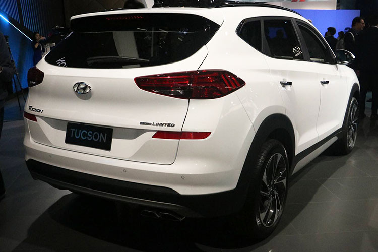 Mẫu crossover của Hyundai là chiếc xe bán chạy nhất tại châu Âu. Sau khi trình làng thị trường lục địa già vào tháng 7, Hyundai Tucson 2019 mới đã về đến thị trường Đông Nam Á, cụ thể là Malaysia.