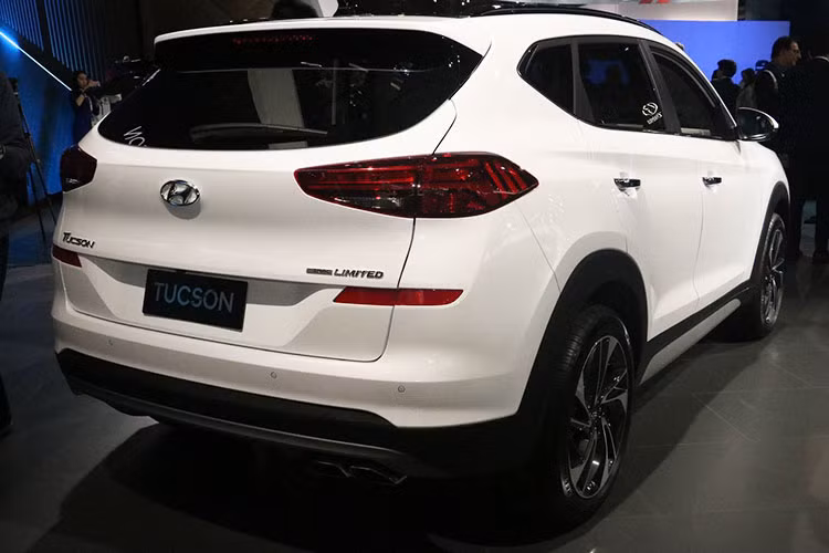 Mẫu crossover của Hyundai là chiếc xe bán chạy nhất tại châu Âu. Sau khi trình làng thị trường lục địa già vào tháng 7, Hyundai Tucson 2019 mới đã về đến thị trường Đông Nam Á, cụ thể là Malaysia.