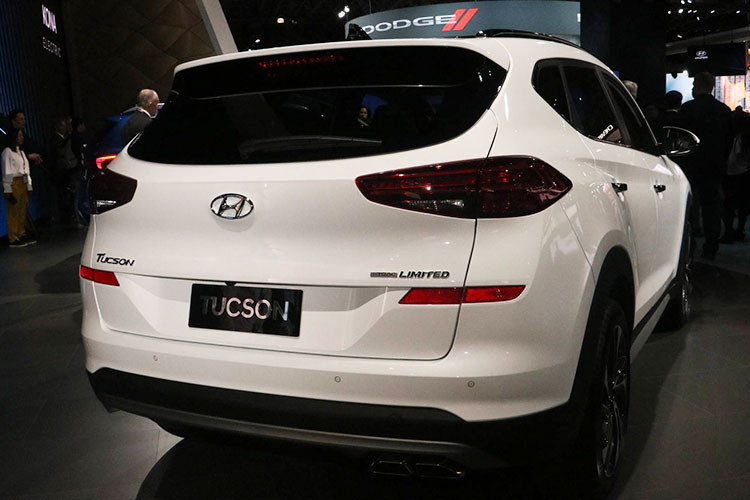 Tucson facelift 2019 tại Malaysia có 2 phiên bản động cơ. Một phiên bản trang bị động cơ tăng áp T-GDI 1,6 lít có công suất 177 mã lực và mô-men xoắn 265 Nm, đi kèm cùng hộp số tự động ly hợp kép 7 cấp. ông nghệ an toàn như camera 360 độ quan sát toàn cảnh, hệ thống kiểm soát hành trình thông minh, hệ thống cảnh báo va chạm người đi bộ...