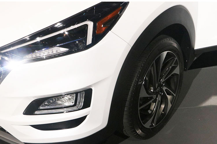 Bộ la-zăng mới tái thiết kế với kiểu dáng hình xoắn ốc kích cỡ 18 inch, năng động hơn. Ngoài ra, xe còn đi kèm nội thất cải tiến toàn diện và nhiều công nghệ hỗ trợ người lái hơn so với phiên bản trước đây.