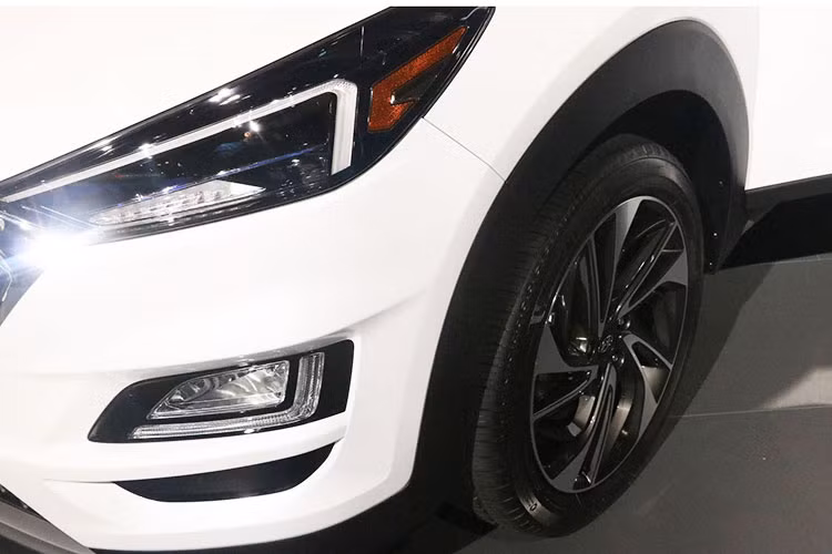 Bộ la-zăng mới tái thiết kế với kiểu dáng hình xoắn ốc kích cỡ 18 inch, năng động hơn. Ngoài ra, xe còn đi kèm nội thất cải tiến toàn diện và nhiều công nghệ hỗ trợ người lái hơn so với phiên bản trước đây.