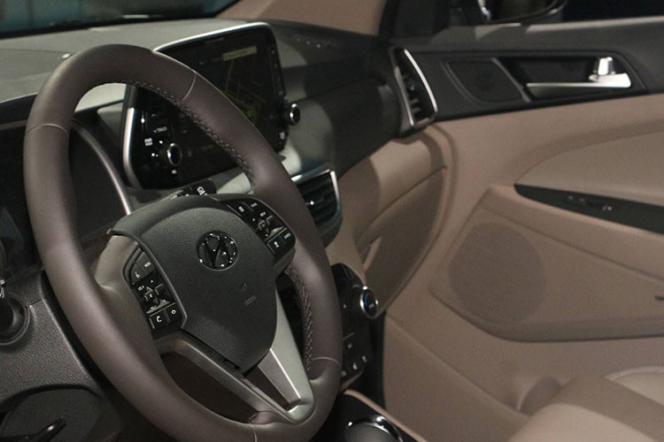 Giống như hầu hết xe mới ngày nay, Hyundai Tucson 2019 cũng được trang bị nhiều công nghệ an toàn như hỗ trợ tránh va chạm phía trước với tính năng phát hiện người đi bộ, hỗ trợ giữ làn đường, hỗ trợ đèn pha, cần gạt cảm biến mưa, hệ thống quan sát toàn cảnh, kiểm soát hành trình và cảnh báo ngủ gật cho người lái.