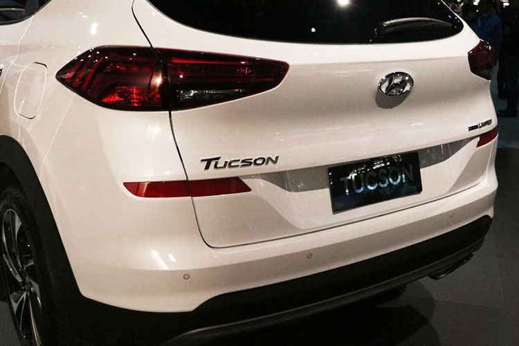 So với đầu xe, phần đuôi xe Tucson 2019 có ít sự thay đổi hơn. Hãng xe ôtô Hyundai chỉ cải tiến thiết kế của cụm đèn hậu cho mượt mà hơn.